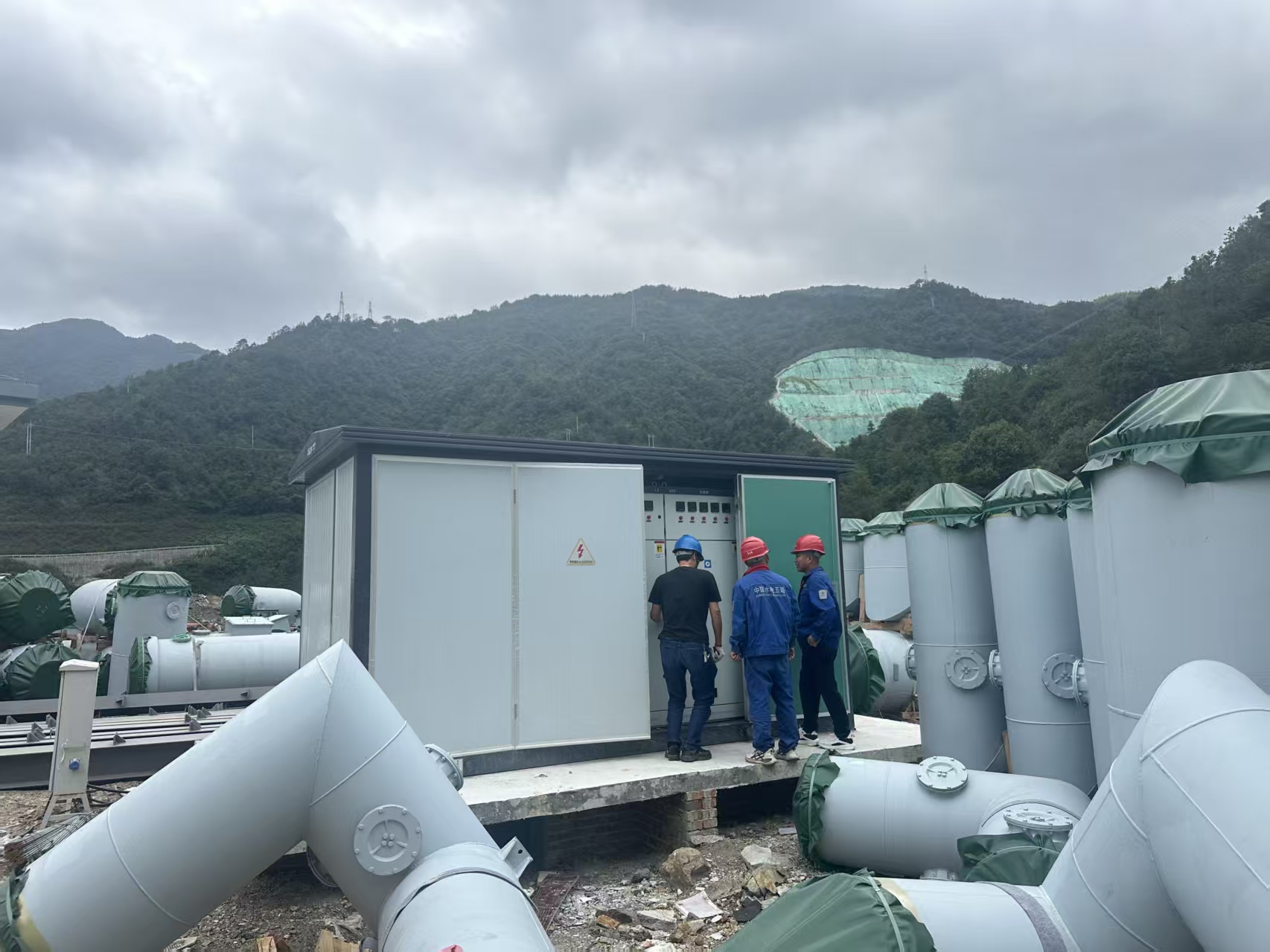 天台抽水蓄能电站设备库箱式变电站安装到位